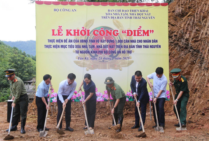 Đại diện Bộ Công an cùng lãnh đạo tỉnh Thái Nguyên khởi công xây dựng nhà. Ảnh: Vũ Hoàng Giang/TTXVN nha-thai-nguyen-240725-2.jpg