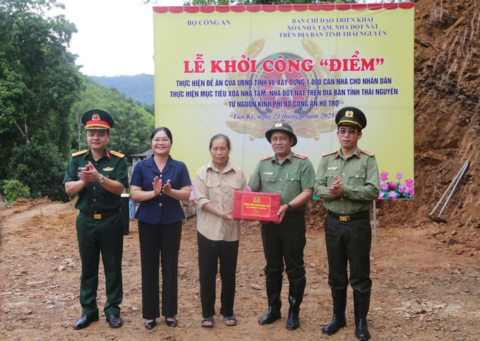 Đại diện Bộ Công an tặng quà cho hộ gia đình khó khăn. Ảnh: Vũ Hoàng Giang/TTXVN Đại diện Bộ Công an tặng quà cho hộ gia đình khó khăn. Ảnh: Vũ Hoàng Giang/TTXVN