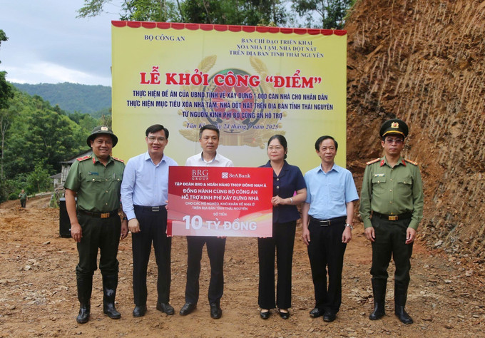 Các nhà tài trợ trao tặng 60 tỷ đồng để xây dựng hơn 1.000 căn nhà tại tỉnh Thái Nguyên. Ảnh: Vũ Hoàng Giang/TTXVN Các nhà tài trợ trao tặng 60 tỷ đồng để xây dựng hơn 1.000 căn nhà tại tỉnh Thái Nguyên. Ảnh: Vũ Hoàng Giang/TTXVN