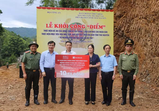 Các nhà tài trợ trao tặng 60 tỷ đồng để xây dựng hơn 1.000 căn nhà tại tỉnh Thái Nguyên. Ảnh: Vũ Hoàng Giang/TTXVN