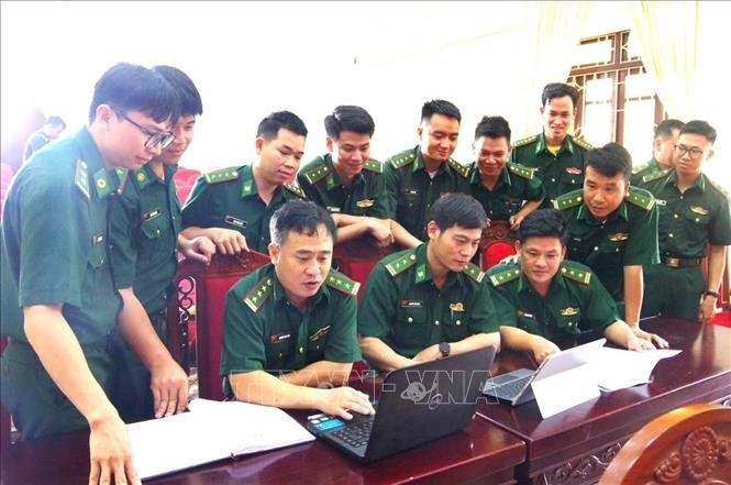 Tập huấn giúp cán bộ, chiến sĩ Bộ đội Biên phòng tỉnh Lai Châu và nhân dân khu vực biên giới nâng cao kiến thức chuyển đổi số. Ảnh: TTXVN phát Chú thích ảnh