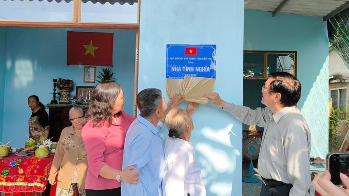 Tỉnh ủy Bến Tre bàn giao nhà tình nghĩa cho người dân. Ảnh: Huỳnh Phúc Hậu/TTXVN nha-tam-230625-1.jpg