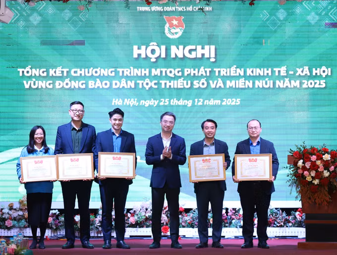 Ban Chấp hành Trung ương Đoàn đã khen thưởng cho các Ban, đơn vị Trung ương Đoàn, các tỉnh, thành đoàn, đoàn trực thuộc có thành tích xuất sắc trong tham gia phát triển kinh tế - xã hội vùng đồng bào dân tộc thiểu số và miền núi năm 2025. Ảnh: TTXVN phát