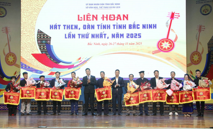 Ban Tổ chức trao cờ lưu niệm cho các đoàn.