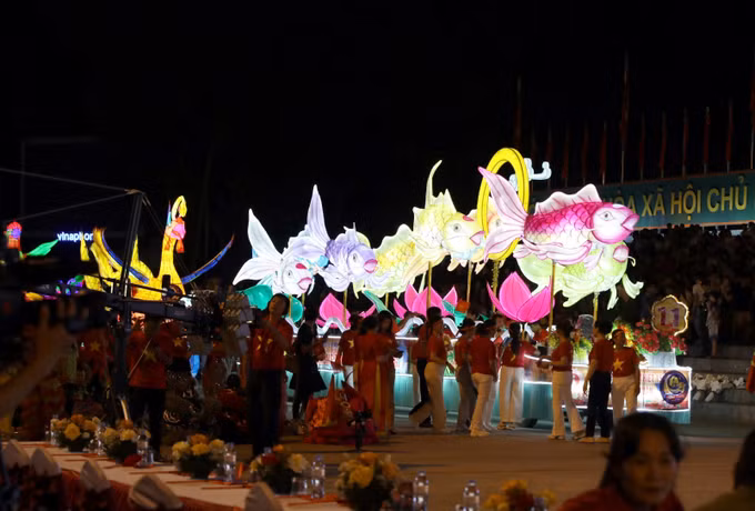 Các mô hình đèn Trung Thu khổng lồ được người dân Tuyên Quang diễn hành đêm thu hút đông đảo du khách tham gia. Ảnh: Quang Cường/TTXVN