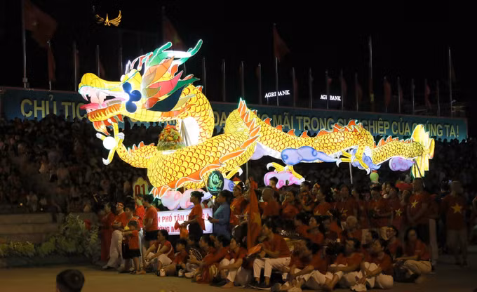 Các mô hình đèn Trung Thu khổng lồ được người dân Tuyên Quang diễn diễu hàng đêm thu hút đông đảo du khách tham gia. Ảnh: Quang Cường/TTXVN