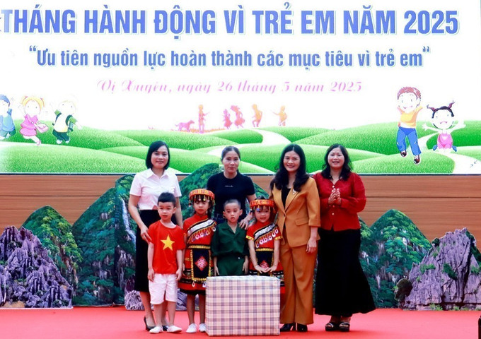 Phó Chủ tịch UBND tỉnh Hà Giang Vương Ngọc Hà trao tặng quà cho học sinh của huyện Vị Xuyên nhân Tháng hành động vì trẻ em năm 2025. Ảnh: TTXVN phát Chú thích ảnh