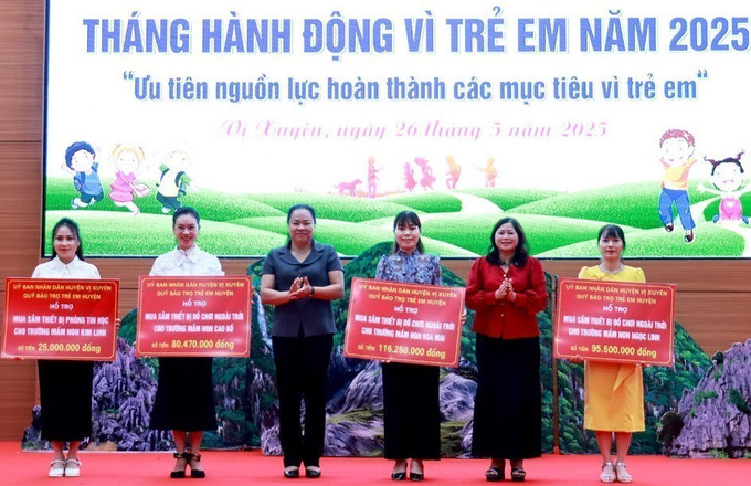 Lãnh đạo huyện Vị Xuyên trao kinh phí cho 4 trường mầm non trên địa bàn mua sắm thiết bị dạy học, đồ chơi ngoài trời, phục vụ cho mùa hè vui tươi, bổ ích của các em nhỏ. Ảnh: TTXVN phát Chú thích ảnh