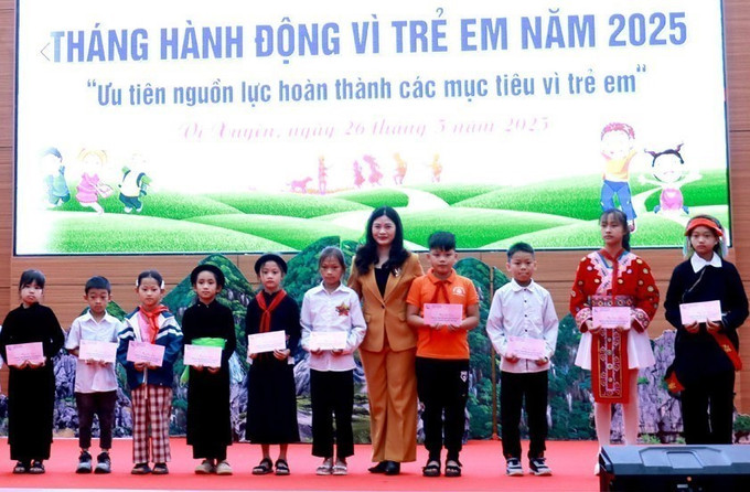 Phó Chủ tịch UBND tỉnh Hà Giang Vương Ngọc Hà trao học bổng cho học sinh nghèo vượt khó của huyện Vị Xuyên. Ảnh: TTXVN phát Chú thích ảnh