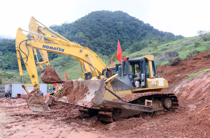 Trang bị, máy móc khởi công xây dựng Trường phổ thông nội trú liên cấp Tiểu học - Trung học cơ sở xã Lóng Sập, tỉnh Sơn La. Ảnh: Quang Quyết/TTXVN