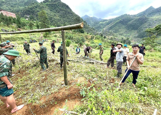 Cán bộ, chiến sĩ và người dân xã Lũng Cú (huyện Đồng Văn, tỉnh Tuyên Quang) chung sức dựng lán tạm tại khu vực an toàn cho 31 hộ dân thôn Má Lầu A, xã Lũng Cú (Tuyên Quang) đến ở. Ảnh: My Ly/TTXVN phát lung-cu-041025-3.jpg
