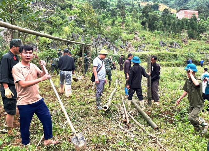 Cán bộ, chiến sĩ và người dân xã Lũng Cú, tỉnh Tuyên Quang khẩn trương di dời 31 hộ dân ra khỏi vùng nguy hiểm. Ảnh: My Ly/TTXVN phát Cán bộ, chiến sĩ và người dân xã Lũng Cú, tỉnh Tuyên Quang khẩn trương di dời 31 hộ dân ra khỏi vùng nguy hiểm. Ảnh: My Ly/TTXVN phát