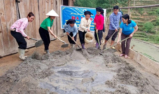 Hội viên hội phụ nữa xã Nậm Ty (Hoàng Su Phì) hưởng ứng chương trình “Ống tiết kiệm 3 sạch”. Ảnh: TTXVN phát Chú thích ảnh