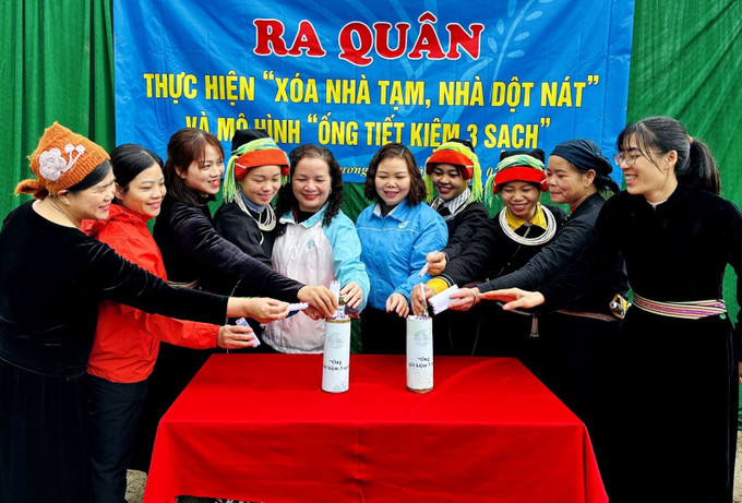 Hội viên hội phụ nữa xã Phương Tiến (Vị Xuyên, Hà Giang) hưởng ứng chương trình “Ống tiết kiệm 3 sạch”. Ảnh: TTXVN phát Chú thích ảnh