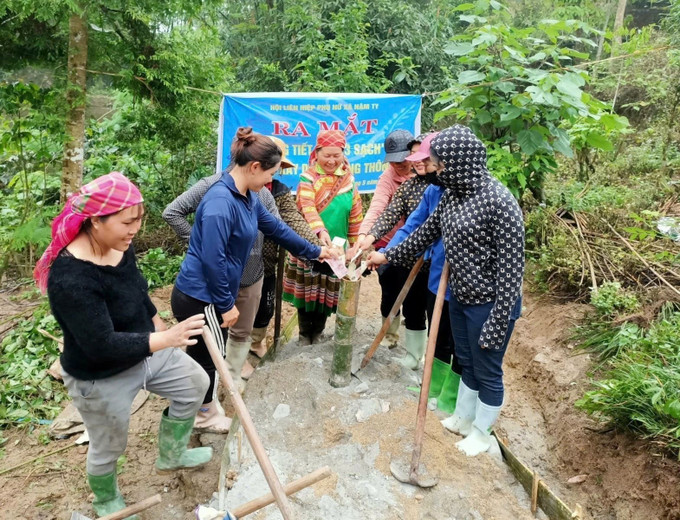 Hội viên hội phụ nữa xã Nậm Ty (Hoàng Su Phì) hưởng ứng chương trình “Ống tiết kiệm 3 sạch”. Ảnh: TTXVN phát Chú thích ảnh