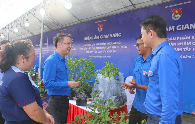 Anh Nguyễn Tường Lâm, Bí thư Ban Chấp hành Trung ương Đoàn, Chủ tịch Hội Liên hiệp Thanh niên Việt Nam (thứ 2 trái qua) và đại biểu tham quan các gia hàng. Anh Nguyễn Tường Lâm, Bí thư Ban Chấp hành Trung ương Đoàn, Chủ tịch Hội Liên hiệp Thanh niên Việt Nam (thứ 2 trái qua) và đại biểu tham quan các gia hàng.