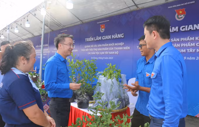 Anh Nguyễn Tường Lâm, Bí thư Ban Chấp hành Trung ương Đoàn, Chủ tịch Hội Liên hiệp Thanh niên Việt Nam (thứ 2 trái qua) và đại biểu tham quan các gia hàng.