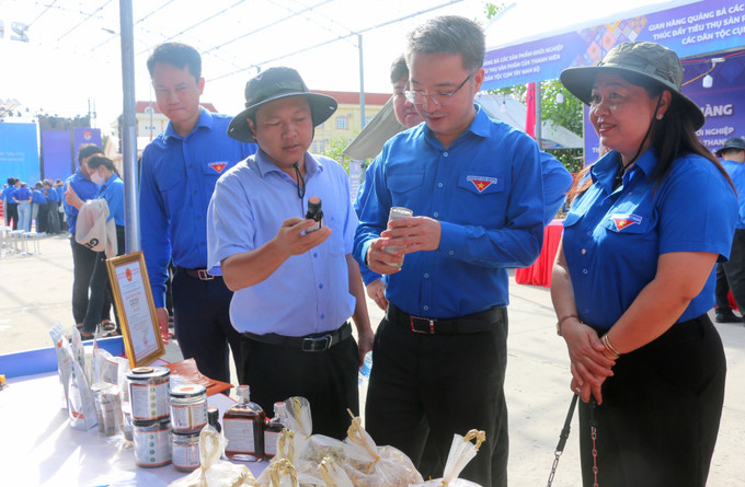 Đại biểu tham quan các gia hàng trưng bày các sản phẩm ấn tượng của thanh niên dân tộc thiểu số và miền núi khu vực Tây Nam Bộ. thanh-nien-270925-3.jpg