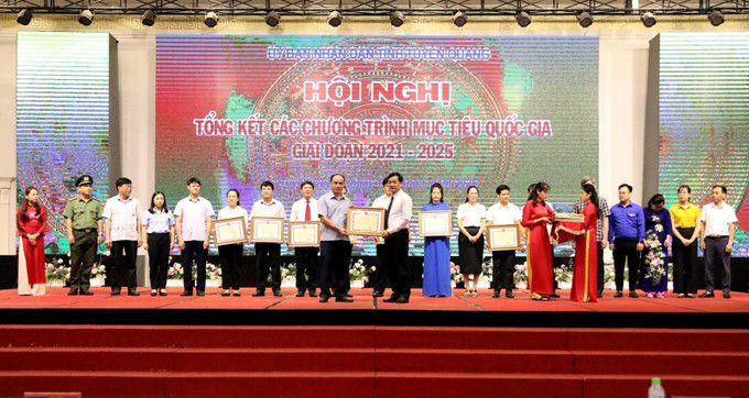 Ông Nguyễn Thế Giang, Phó Chủ tịch UBND tỉnh Tuyên Quang tặng tặng Bằng khen của Chủ tịch UBND tỉnh vì cho các tập thể và cá nhân đã có thành tích xuất sắc trong tổ chức, triển khai thực hiện các Chương trình mục tiêu quốc gia. Ảnh: Quang Cường/TTXVN Chú thích ảnh