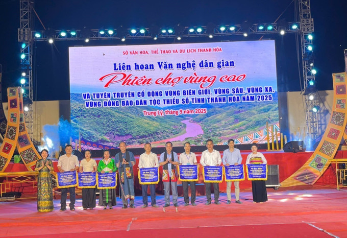 Ban Tổ chức trao giải cho các đoàn tham dự liên hoan. van-nghe-230925-5.jpg