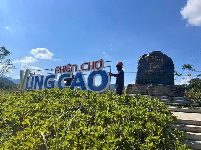 Cổng Trời Mường Lát (xã Trung Lý, tỉnh Thanh Hóa) là địa điểm diễn ra Liên hoan văn nghệ dân gian - Phiên chợ vùng cao Thanh Hóa.
