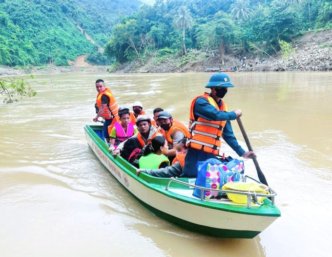 Lực lượng công an, dân quân và các ban, ngành đoàn thể xã Lượng Minh (tỉnh Nghệ An) hỗ trợ đưa học sinh, giáo viên qua sông Nậm Nơn bằng thuyền cứu trợ của Hội Chữ thập đỏ Việt Nam. Ảnh: TTXVN phát Lực lượng công an, dân quân và các ban, ngành đoàn thể xã Lượng Minh (tỉnh Nghệ An) hỗ trợ đưa học sinh, giáo viên qua sông Nậm Nơn bằng thuyền cứu trợ của Hội Chữ thập đỏ Việt Nam. Ảnh: TTXVN phát