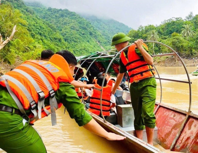 Lực lượng công an đưa, đón học sinh và giáo viên qua sông Nậm Nơn bằng thuyền khi cầu treo bản Xốp Mạt bị lũ cuốn trôi trong trận mưa bão cuối tháng 7 vừa qua. Ảnh: TTXVN phát Lực lượng công an đưa, đón học sinh và giáo viên qua sông Nậm Nơn bằng thuyền khi cầu treo bản Xốp Mạt bị lũ cuốn trôi trong trận mưa bão cuối tháng 7 vừa qua. Ảnh: TTXVN phát
