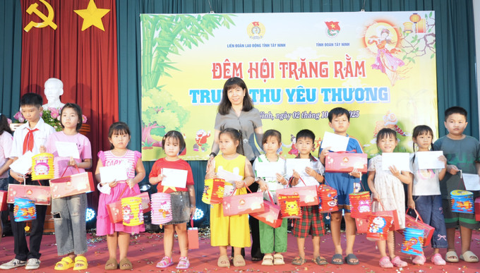 Trao quà trung thu cho thiếu nhi là con con đoàn viên, công nhân lao động trên địa bàn tỉnh Tây Ninh. Ảnh: Minh Phú/TTXVN tay-ninh-021025-1.jpg