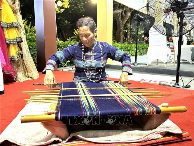 Nghệ nhân Tây Nguyên dệt thổ cẩm. Ảnh: Quốc Lũy - TTXVN Nghệ nhân Tây Nguyên dệt thổ cẩm. Ảnh: Quốc Lũy - TTXVN