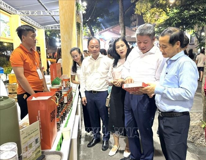 Các đại biểu tham quan gian giới thiệu sản phẩm OCOP của Lâm Đồng. Ảnh: Quốc Lũy - TTXVN Các đại biểu tham quan gian giới thiệu sản phẩm OCOP của Lâm Đồng. Ảnh: Quốc Lũy - TTXVN