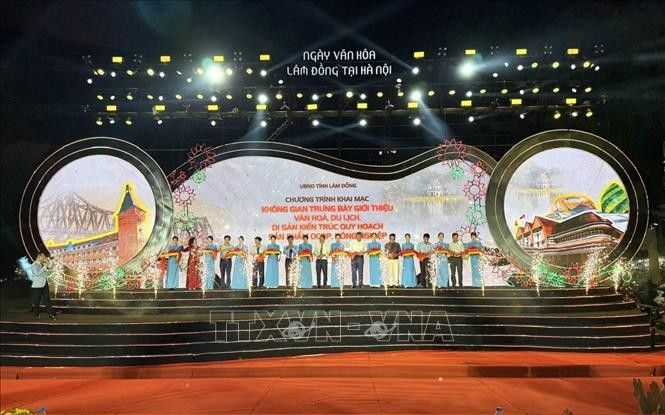 Các đại biểu cắt băng khai mạc Không gian trưng bày. Ảnh: Quốc Lũy - TTXVN Các đại biểu cắt băng khai mạc Không gian trưng bày. Ảnh: Quốc Lũy - TTXVN