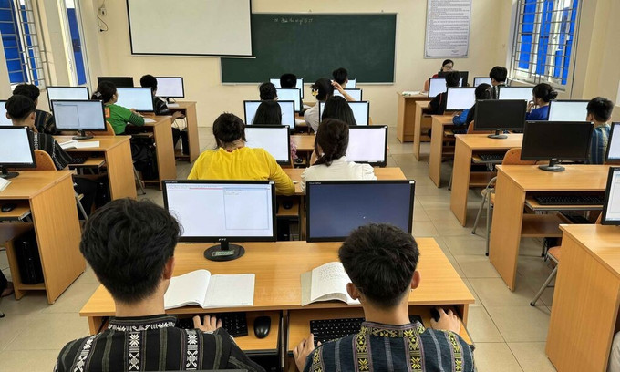 Học sinh dân tộc Mường (Thanh Hóa) tiếp cận tri thức mới nhờ ứng dụng công nghệ thông tin. Ảnh: Việt Hoàng/TTXVN