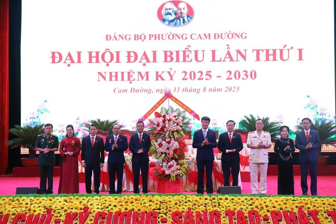 Đồng chí Trần Huy Tuấn, Phó Bí thư Tỉnh ủy, Chủ tịch Ủy ban nhân dân tỉnh Lào Cai tặng hoa chúc mừng Đại hội. Ảnh: Hương Thu/TTXVN cam-duong-110825-1.jpg