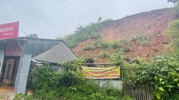 Mưa to gây sạt lở taluy dương tại 5 căn nhà của người dân xã Hạnh Phúc, tỉnh Lào Cai. Ảnh: TTXVN phát Mưa to gây sạt lở taluy dương tại 5 căn nhà của người dân xã Hạnh Phúc, tỉnh Lào Cai. Ảnh: TTXVN phát