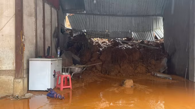 Mưa to gây sạt lở taluy dương tại căn 5 nhà của người dân xã Hạnh Phúc, tỉnh Lào Cai. Ảnh: TTXVN phát