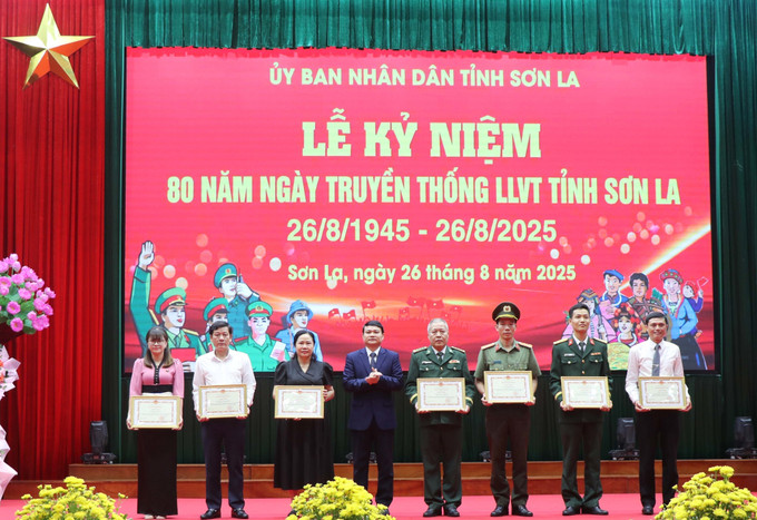 Tặng Bằng khen của Chủ tịch UBND tỉnh cho các tập thể và cá nhân có nhiều thành tích trong triển khai thực hiện các hoạt động chào mừng kỷ niệm 80 năm ngày truyền thống lực lượng vũ trang tỉnh. Tặng Bằng khen của Chủ tịch UBND tỉnh cho các tập thể và cá nhân có nhiều thành tích trong triển khai thực hiện các hoạt động chào mừng kỷ niệm 80 năm ngày truyền thống lực lượng vũ trang tỉnh.