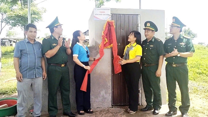 Khánh thành, bàn giao công trình giếng nước công cộng cho người dân xã A Dơi, tỉnh Quảng Trị. Ảnh: TTXVN phát Khánh thành, bàn giao công trình giếng nước công cộng cho người dân xã A Dơi, tỉnh Quảng Trị. Ảnh: TTXVN phát