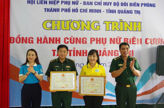 Hội Liên hiệp Phụ nữ Thành phố Hồ Chí Minh và Ban Chỉ huy Bộ đội Biên phòng Thành phố Hồ Chí Minh nhận Bằng khen của Chủ tịch UBND tỉnh Quảng Trị vì những đóng góp nổi bật trong quá trình thực hiện chương trình. Ảnh: TTXVN phát quang-tri-150725-1.jpg