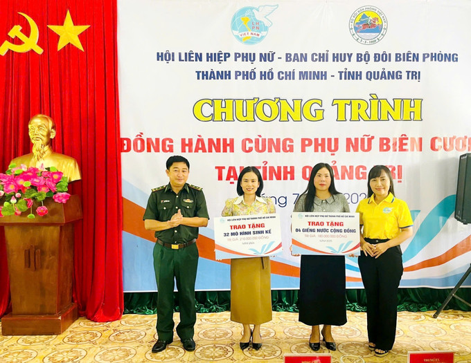 Trao biển tượng trưng tặng giếng nước công cộng và mô hình sinh kế cho phụ nữ nghèo tại xã Lìa và xã A Dơi, tỉnh Quảng Trị. Ảnh: TTXVN phát Trao biển tượng trưng tặng giếng nước công cộng và mô hình sinh kế cho phụ nữ nghèo tại xã Lìa và xã A Dơi, tỉnh Quảng Trị. Ảnh: TTXVN phát