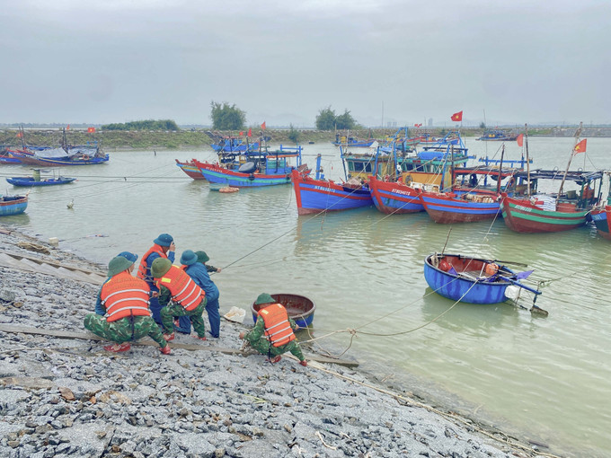 Lực lượng quân đội hỗ trợ người dân xã Đan Hải chằng néo lại tàu thuyền. Lực lượng quân đội hỗ trợ người dân xã Đan Hải chằng néo lại tàu thuyền.
