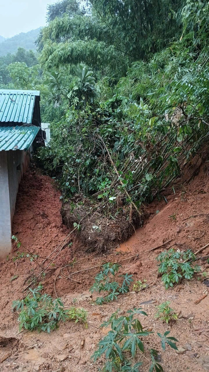 Một trong những điểm sạt lở tại xã Sông Kôn, thành phố Đà Nẵng do mưa lũ gây ra. Ảnh: UBND xã Đông Giang/TTXVN phát Một trong những điểm sạt lở tại xã Sông Kôn, thành phố Đà Nẵng do mưa lũ gây ra. Ảnh: UBND xã Đông Giang/TTXVN phát