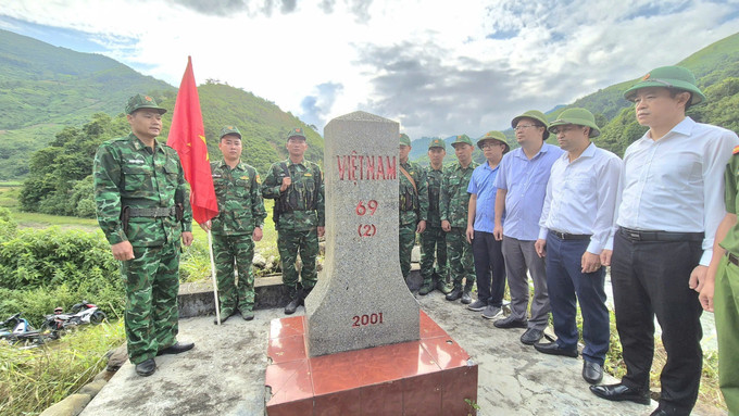 Bộ đội Biên phòng, chính quyền địa phương cùng người dân làm Lễ chào cờ tại cột mốc 69 tại xã SÌ Lở Lầu. Ảnh: TTXVN phát lai-chau-020925-3.jpg