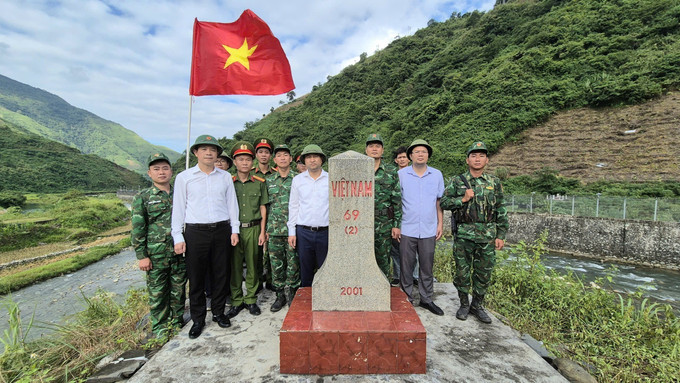 Bộ đội Biên phòng, chính quyền địa phương cùng người dân làm Lễ chào cờ tại cột mốc 69 tại xã SÌ Lở Lầu. Ảnh: TTXVN phát Bộ đội Biên phòng, chính quyền địa phương cùng người dân làm Lễ chào cờ tại cột mốc 69 tại xã SÌ Lở Lầu. Ảnh: TTXVN phát