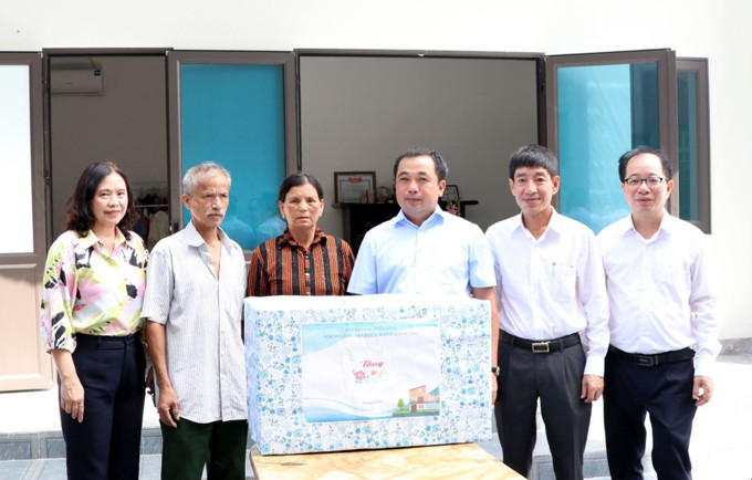 Lãnh đạo tỉnh Hải Dương, thành phố Hải Dương thăm hỏi, chia sẻ, chúc mừng các hộ gia đình chính sách, hộ nghèo, hộ cận nghèo tại thành phố Hải Dương vừa được cải tạo nhà ở. Ảnh: Mạnh Tú/TTXVN Chú thích ảnh