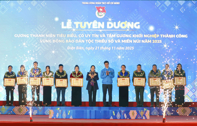 Bí thư Thứ nhất Trung ương Đoàn Bùi Quang Huy và Thứ trưởng Bộ Dân tộc và Tôn giáo Nông Thị Hà tuyên dương các thanh niên dân tộc thiểu số tiêu biểu. Ảnh: Xuân Tư/TTXVN