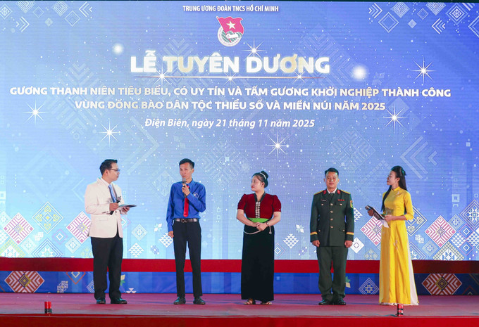 Giao lưu các thanh niên dân tộc thiểu số tiêu biểu. Ảnh: Xuân Tư/TTXVN