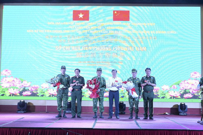 Tặng hoa chúc mừng thành công của cuộc Diễn tập. Ảnh: TTXVN phát Tặng hoa chúc mừng thành công của cuộc Diễn tập. Ảnh: TTXVN phát