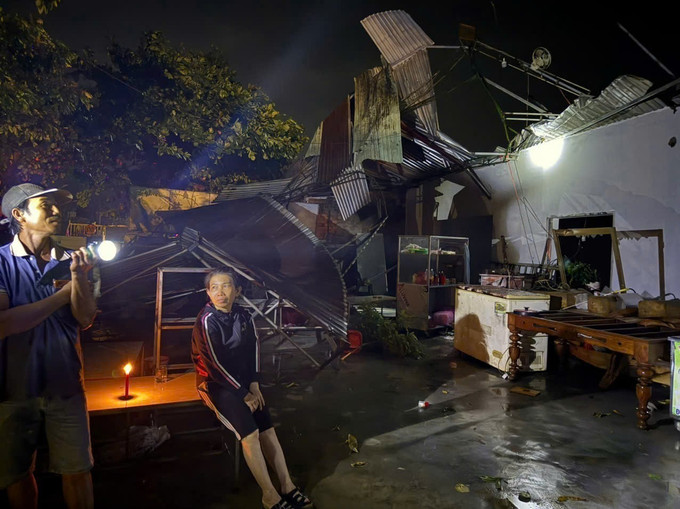 Một ngôi nhà người dân thôn Sơn Thọ, xã Sơn Thành (Đắk Lắk) bị hư hại, tối 5/8. Ảnh: TTXVN phát Một ngôi nhà người dân thôn Sơn Thọ, xã Sơn Thành (Đắk Lắk) bị hư hại, tối 5/8. Ảnh: TTXVN phát