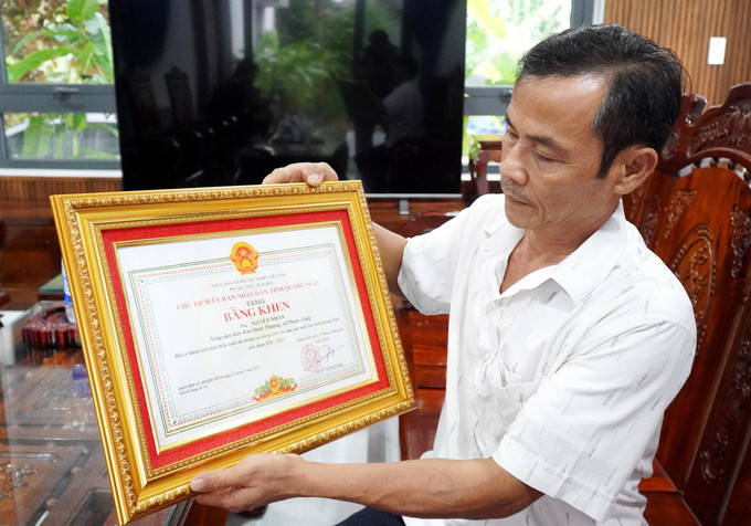 Ông Nguyễn Nhẫn được Chủ tịch UBND tỉnh Quảng Ngãi tặng Bằng khen vì đã có thành tích tiêu biểu xuất sắc trong các phong trào thi đua yêu nước tỉnh Quảng Ngãi giai đoạn 2020-2025. Ảnh: Lê Phước Ngọc/TTXVN Ông Nguyễn Nhẫn được Chủ tịch UBND tỉnh Quảng Ngãi tặng Bằng khen vì đã có thành tích tiêu biểu xuất sắc trong các phong trào thi đua yêu nước tỉnh Quảng Ngãi giai đoạn 2020-2025. Ảnh: Lê Phước Ngọc/TTXVN