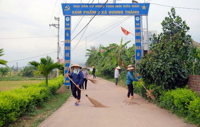 Phong trào vệ sinh môi trường ngày thứ 7 xanh được nhiều người dân ở xóm Phẩm 2, xã Dương Thành, huyện Phú Bình tham gia. Ảnh: TTXVN phát Chú thích ảnh